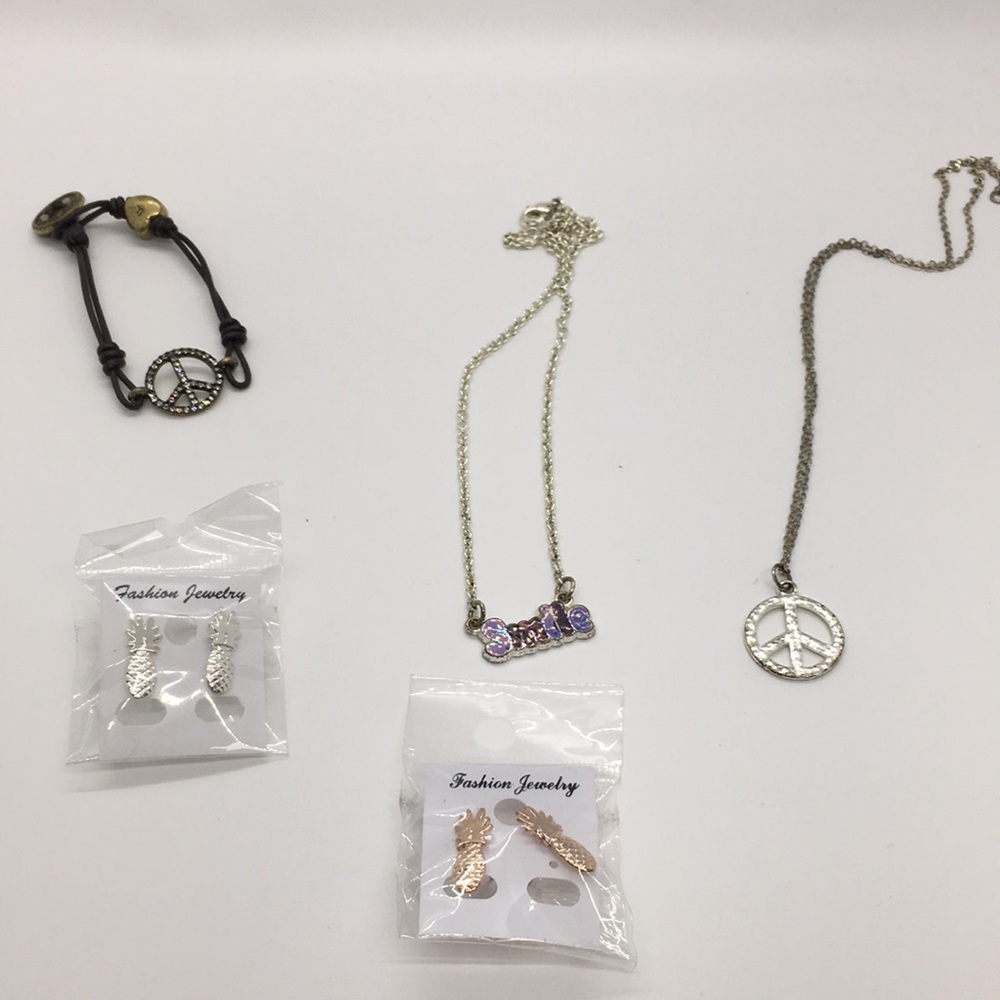 Jewelry lot: 2 necklaces, 2 pairs of earrings and 1 bracelet